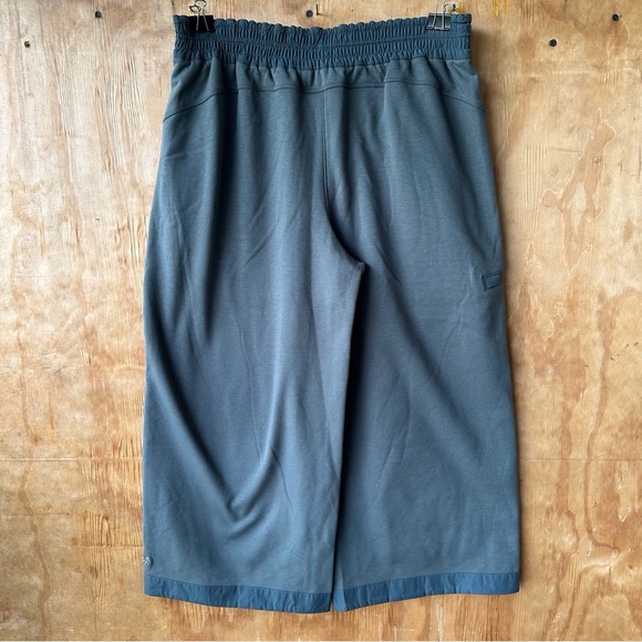 Athleta Triumph Hybrid Wide Leg Crop Bali Green Pull On Capri Pant - Picture 4 of 13